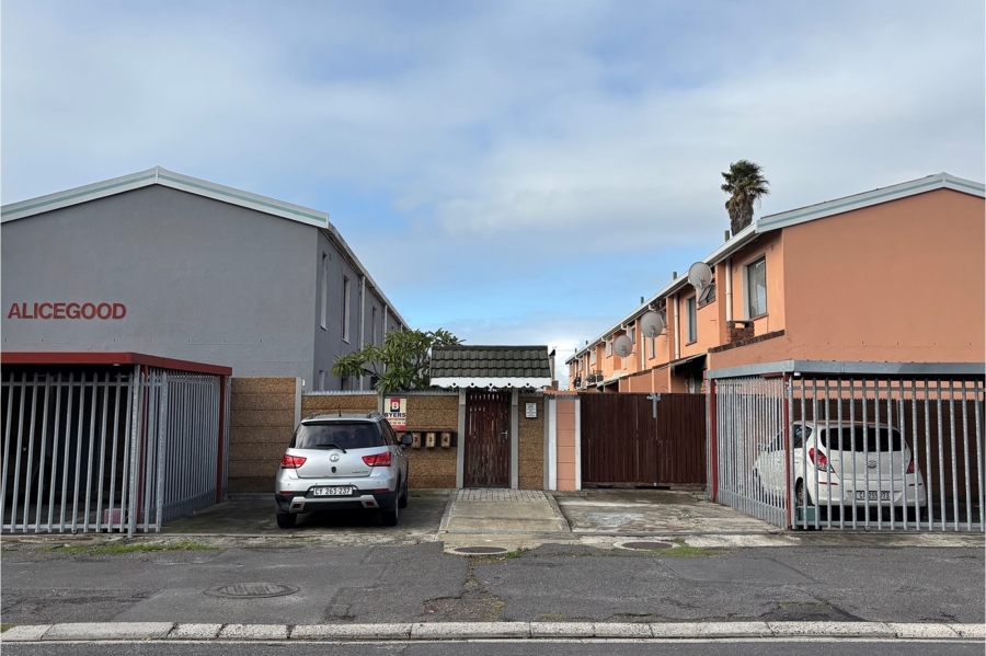 2 Bedroom Property for Sale in Goodwood Estate Western Cape